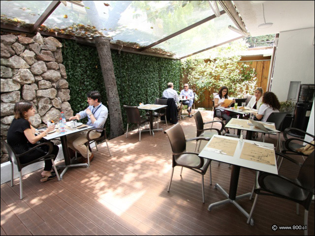 Mesas en el patio interior habilitado como comedor